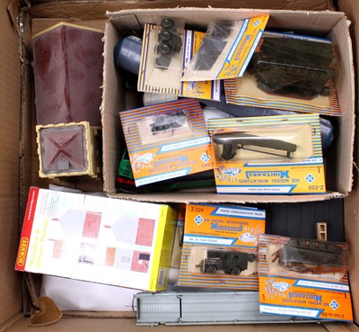 Lot 629 - A small collection of 00-gauge items &...