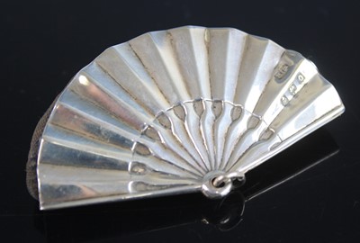Lot 2195 - An Edwardian silver novelty pin cushion in the...
