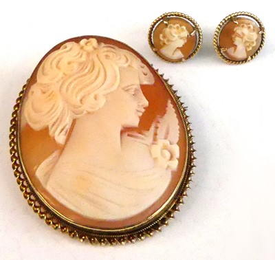 Lot 2506 - A 9ct yellow gold cameo brooch and earring set,...
