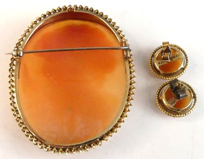Lot 2506 - A 9ct yellow gold cameo brooch and earring set,...
