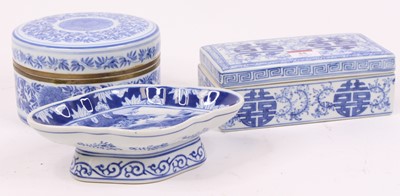 Lot 55 - A Chinese blue and white porcelain box, of...
