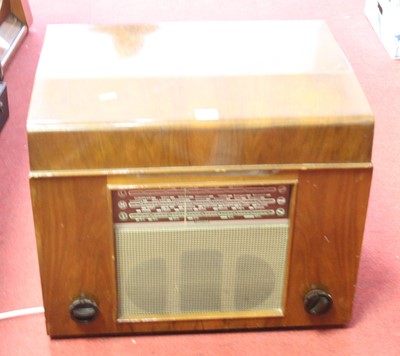 Lot 162 - A 1930s walnut cased radio/record player,...