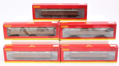 Lot 476 - Five Hornby LNER teak coaches: R4172A corridor...