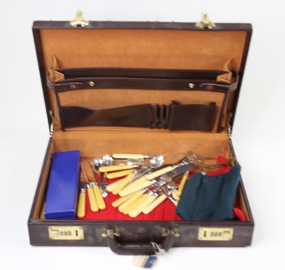 Lot 234 - A collection of loose silver plated cutlery