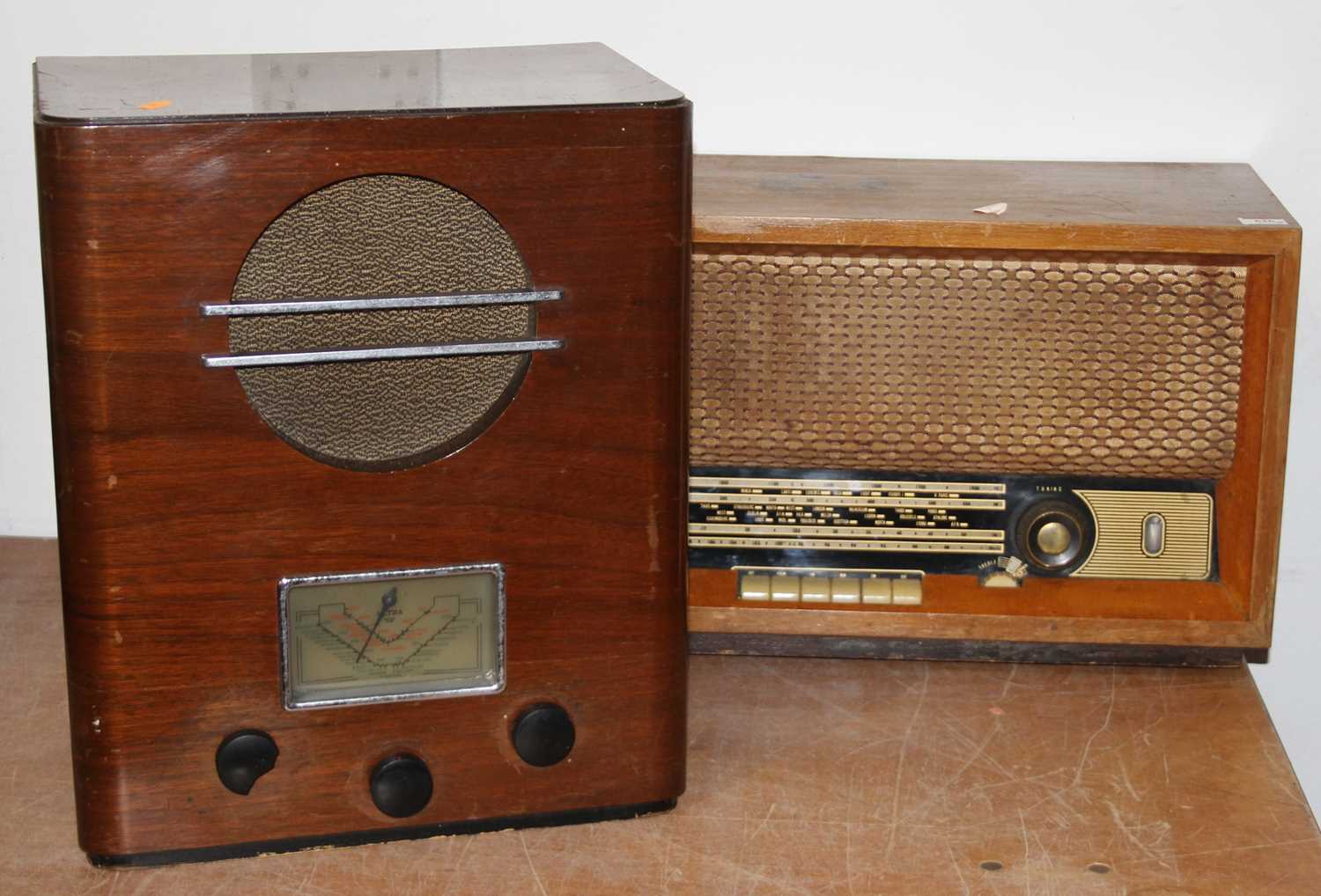 Lot 626 - A 1950's Invicta model 40 walnut cased radio,...