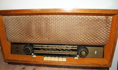 Lot 626 - A 1950's Invicta model 40 walnut cased radio,...