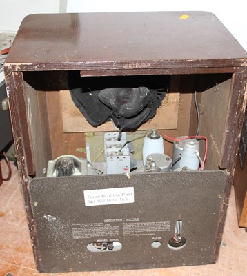 Lot 626 - A 1950's Invicta model 40 walnut cased radio,...