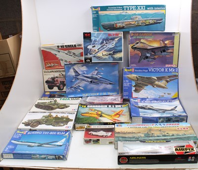 Lot 754 - 17 boxed mainly military related and vehicle...