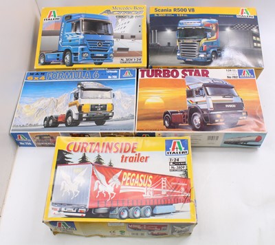 Lot 761 - A collection of five various boxed 1/24 scale...