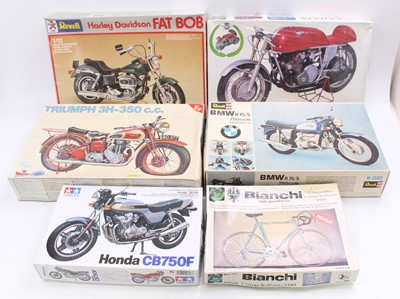 Lot 770 - A collection of six various boxed mixed-scale...