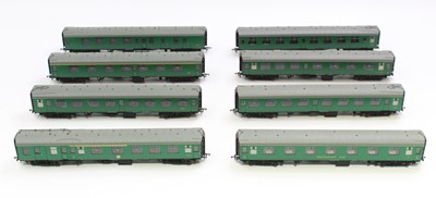 Lot 482 - Rake of eight Bachmann BR(S) green Mk1 coaches...