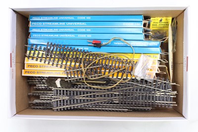 Lot 497 - Shoebox containing Peco track: Ten assorted...