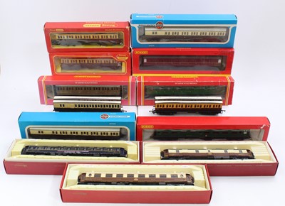 Lot 514 - Thirteen passenger coaches: Hornby Southern...