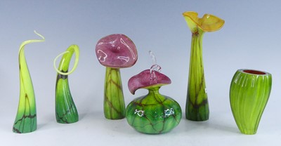 Lot 1112 - A collection of Roger Tye studio glassware,...