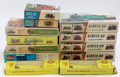 Lot 539 - Tray containing boxed plastic kits, all...