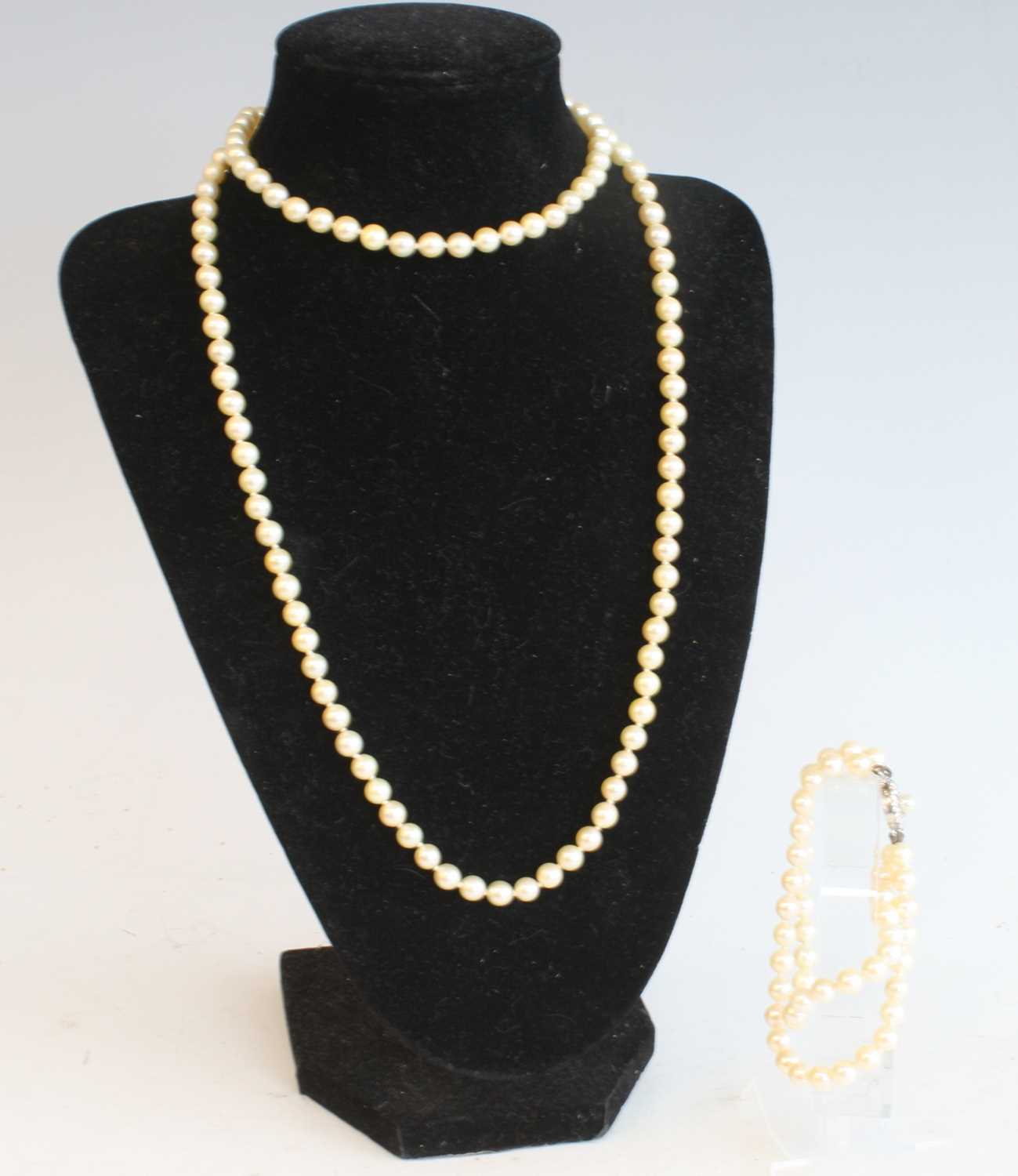 Lot 2521 - A pearl necklace and bracelet suite, the...