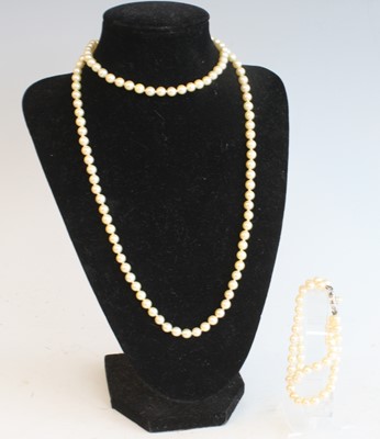 Lot 2521 - A pearl necklace and bracelet suite, the...