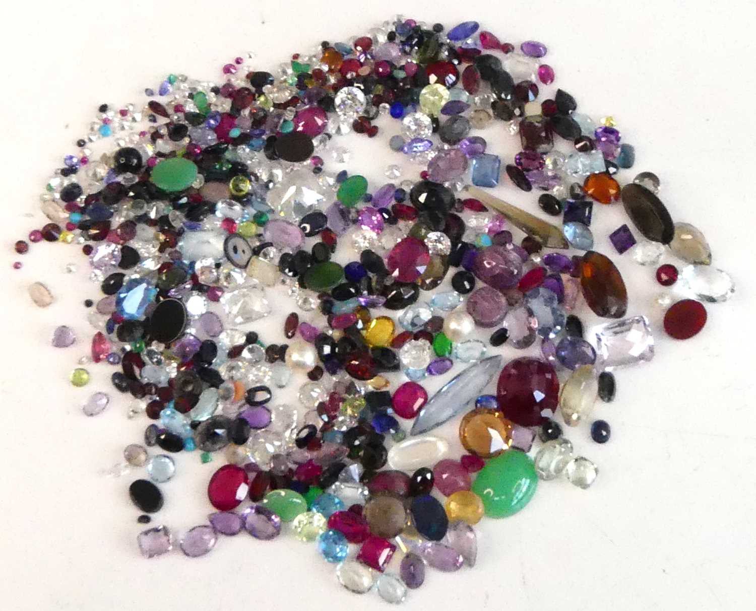 Lot 2534 - A box of mixed loose stones, to include...