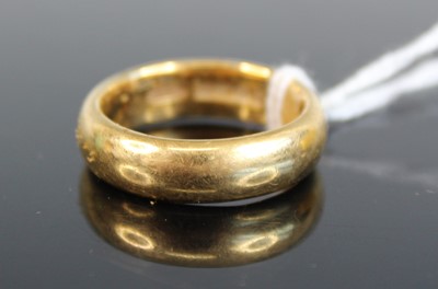 Lot 324 - An 18ct yellow gold 6.45mm D-shaped wedding...