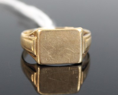 Lot 326 - A 9ct yellow gold rectangular signet ring,...