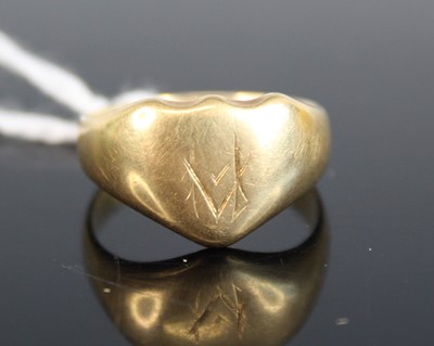 Lot 333 - An 18ct gold heart shaped signet ring, 6.6g,...