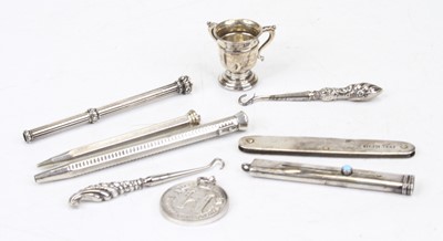 Lot 317 - A small collection of miscellaneous items, to...