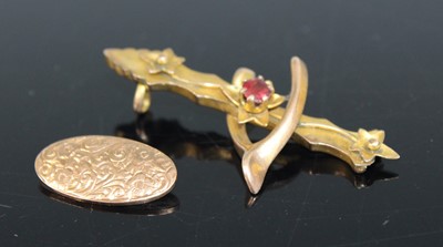 Lot 353 - A 9ct gold and garnet set wishbone brooch,...