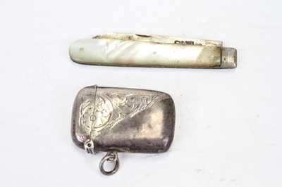 Lot 424 - An Edwardian silver vesta, of typical hinged...