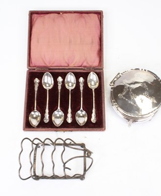 Lot 430 - An Edwardian silver letter / toast rack,...