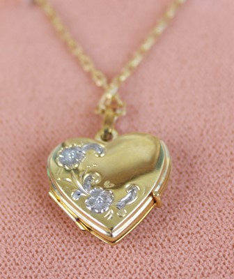 Lot 386 - A modern 9ct gold picture locket, on finelink...