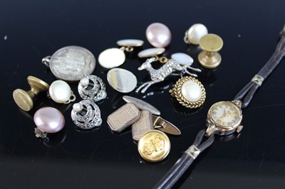 Lot 392 - Mixed lot to include faux pearl necklaces,...