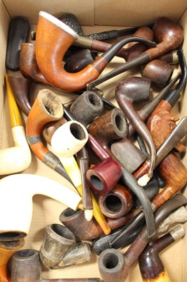 Lot 530 - A collection of vintage pipes to include clay...