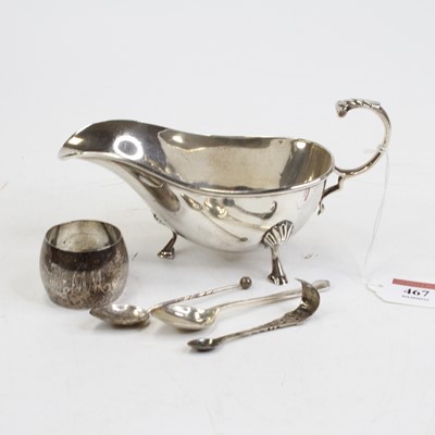 Lot 467 - A George V silver sauceboat, having flying...