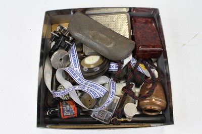 Lot 486 - A box of miscellaneous items to include a gent'...