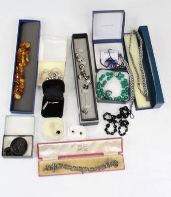 Lot 507 - A small collection of miscellaneous costume...