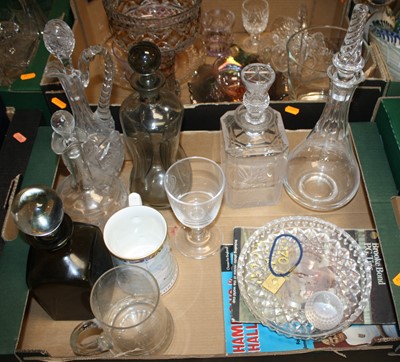 Lot 601 - A collection of glassware to include an hour...