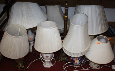 Lot 658 - A collection of various table lamps