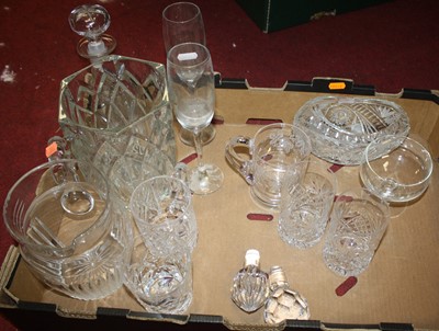 Lot 677 - A collection of glassware to include a cut...