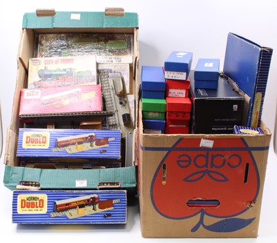 Lot 547 - Two large trays/boxes 00-gauge items: Four...