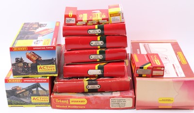 Lot 561 - Large box of Hornby/Triang Hornby accessories:...