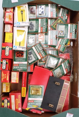 Lot 559 - Large tray of mainly Hornby & Triang Hornby...