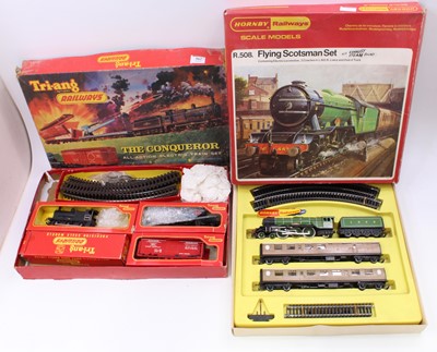 Lot 562 - Two Hornby boxed sets: R508 Flying Scotsman...