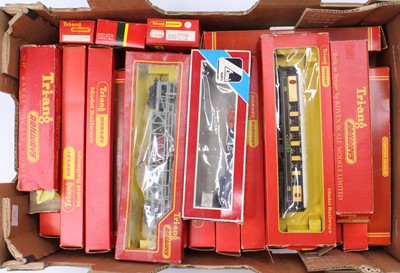 Lot 575 - Eighteen assorted boxed Triang/Triang Hornby...