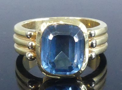 Lot 2546 - A yellow metal blue topaz heavy dress ring,...