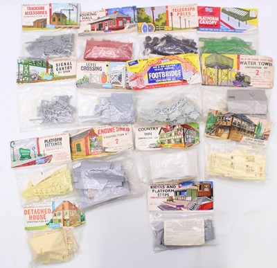 Lot 812 - A collection of 14 bagged Airfix and similar...