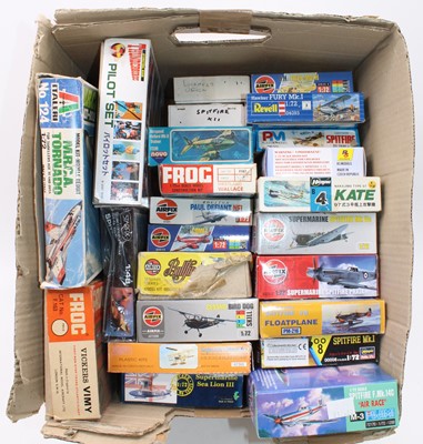 Lot 817 - 24 mixed scale plastic aircraft kits to...