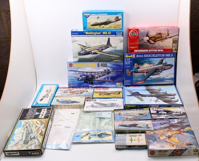 Lot 825 - A large box of 20 mixed scale plastic aircraft...