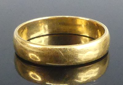Lot 2557 - A 22ct gold 3.65mm D-shaped wedding ring, size...