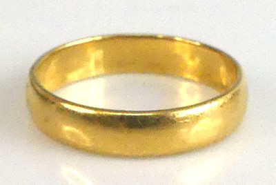 Lot 2557 - A 22ct gold 3.65mm D-shaped wedding ring, size...