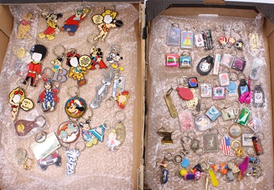 Lot 1600 - Three trays of Around the World keyrings, to...